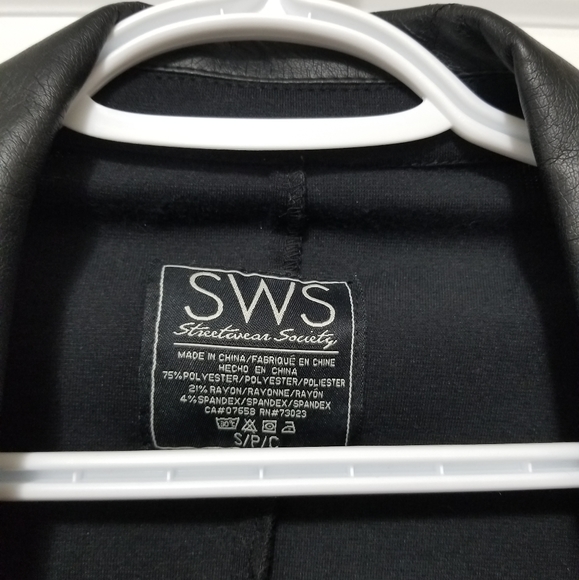 Black blazer with faux leather neck - Picture 2 of 3